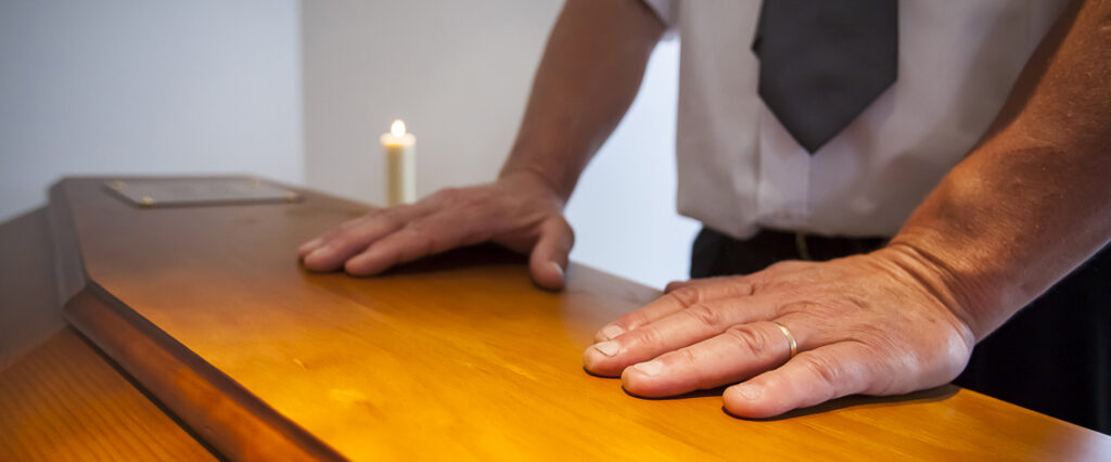 Mains sur un cercueil
