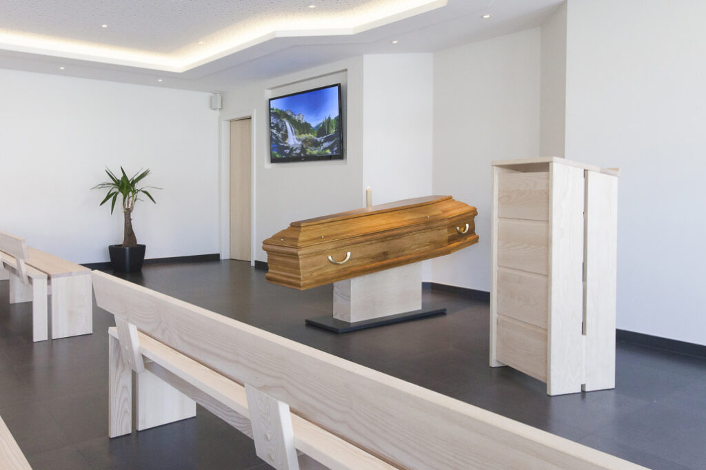 Cercueil dans une salle de cérémonie